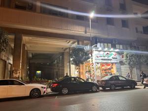 een groep auto's geparkeerd voor een gebouw bij Quiet studio in downtown in Caïro