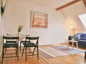 a living room with a table and chairs and a couch at Cityhouse Nauwies in Saarbrücken