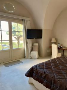 A bed or beds in a room at Casina Fontana Bed & Breakfast Még 34 kép