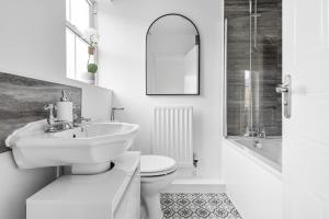 Koupelna v ubytování Luxurious 3 Bed House, Free Parking, with SKY TV + 17 fotografií