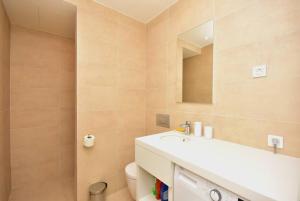 Ванная комната в Brand New ! Seaside Apt with Poolview & Parking +7 фотографий