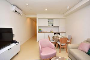 Телевизор и/или развлекательный центр в Brand New ! Seaside Apt with Poolview & Parking