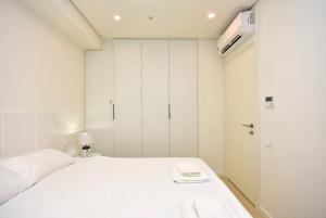 Кровать или кровати в номере Brand New ! Seaside Apt with Poolview & Parking