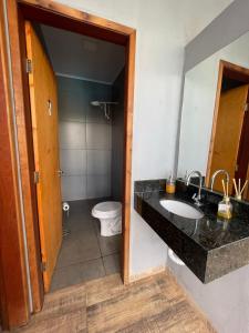 een badkamer met een wastafel en een toilet bij Espaço de lazer 3E in Dourados