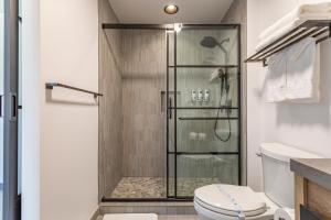 a bathroom with a shower and a toilet at Hotel Koxie in Los Angeles
