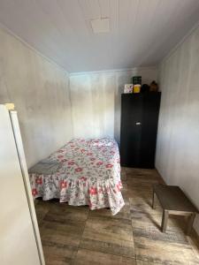 een kleine slaapkamer met een bed en een tafel bij Espaço de lazer 3E in Dourados