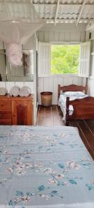 1 dormitorio con 1 cama y vestidor en Casa de Praia - Ajuruteua Pará, en Ajuruteua