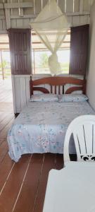 1 dormitorio con 2 camas y 1 silla en Casa de Praia - Ajuruteua Pará, en Ajuruteua