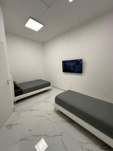 Habitación con 2 camas y una pintura en la pared. en Cernusco luxury Milanese apartment, en Cernusco sul Naviglio