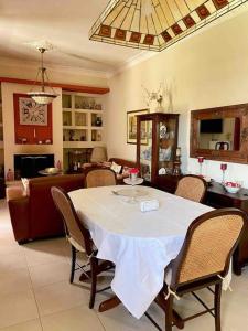 una sala da pranzo con tavolo e sedie bianchi di Sea House Kaminia a Kamínia