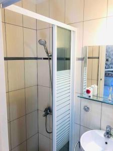 bagno con doccia e lavandino di Sea House Kaminia a Kamínia