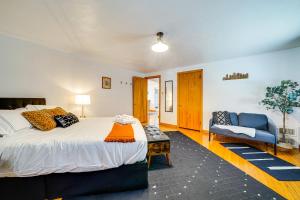 Katil atau katil-katil dalam bilik di Spacious Pittsburgh Getaway about 2 Mi to Downtown!