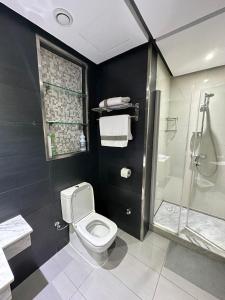 uma casa de banho com um WC e um chuveiro em Prestigia Hay Ryiad Rabat em Rabat