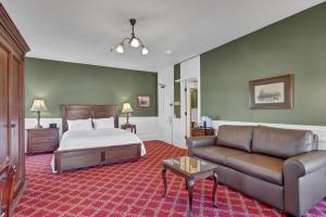 Ένα ή περισσότερα κρεβάτια σε δωμάτιο στο St James Hotel