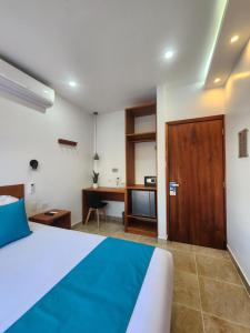 una camera d'albergo con letto e scrivania di CASA GALAPAGOS by Hostal Fragata a Puerto Ayora