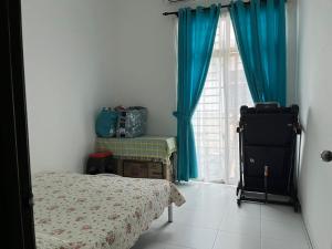 um quarto com uma cama e uma janela com cortinas azuis em Damai Kangar Homestay em Kangar