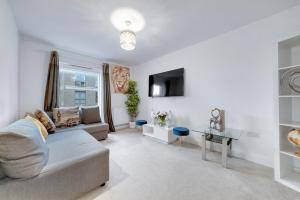 sala de estar con sofá y TV en Spacious Modern 1 Bed Apartment London Catford Lewisham - Perfect for Long Stays en Londres