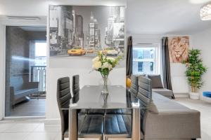 un comedor con una mesa con un jarrón de flores en Spacious Modern 1 Bed Apartment London Catford Lewisham - Perfect for Long Stays en Londres