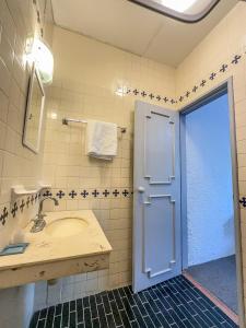 a bathroom with a sink and a blue door at Suite de 1 Rec/ en Gta.Chapalita in Guadalajara