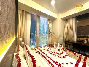 um quarto com uma cama grande e um cobertor vermelho e branco em Crown Suites Tropicana The Residence KLCC Bukit Bintang Kuala Lumpur em Kuala Lumpur