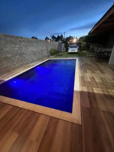 博伊圖瓦的住宿－Skyhouse，蓝色的游泳池,停车场在院子里
