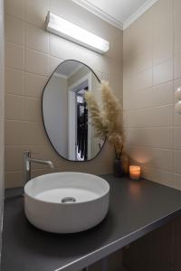 een badkamer met een witte wastafel en een spiegel bij Stunning view apartment in Ålesund with free parking in Ålesund