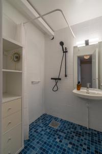 een witte badkamer met een wastafel en een spiegel bij Stunning view apartment in Ålesund with free parking in Ålesund