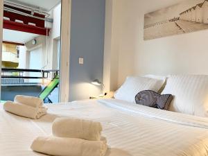 een slaapkamer met een groot wit bed met handdoeken erop bij Inter Superb Studio Piscine 5 min gare in Menton +13 foto's