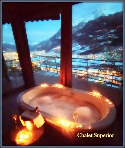 uma banheira em frente a uma janela com vista em CHALET con VISTA MONTAGNE em Aosta