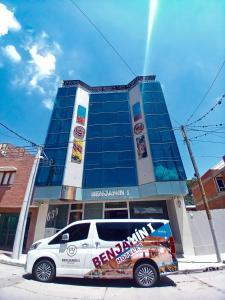 biały van zaparkowany przed budynkiem w obiekcie Benjamín I w mieście San Salvador de Jujuy