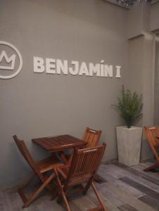 Ein Holztisch und Stühle vor einem Schild in der Unterkunft Benjamín I in San Salvador de Jujuy + 129 Fotos