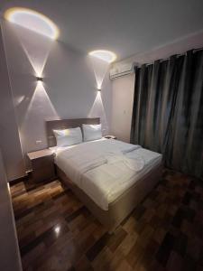 ein Schlafzimmer mit einem Bett mit Beleuchtung in der Unterkunft Cairo Casa Hostel in Kairo