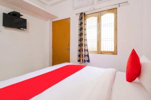 Säng eller sängar i ett rum på Super OYO New Suhani House
