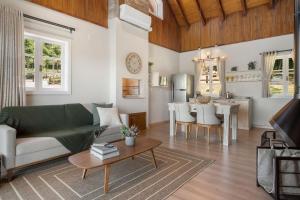 ein Wohnzimmer mit Sofa und Tisch in der Unterkunft Cabana Blaue Hütte Vila Germânica by Achei in Nova Petrópolis