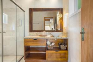 ein Badezimmer mit Waschbecken und Spiegel in der Unterkunft Cabana Blaue Hütte Vila Germânica by Achei in Nova Petrópolis + 26 Fotos