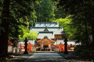 un temple avec un grand bâtiment au loin dans l'établissement ～みらい荘～　天然温泉付き一日一組様限定の６４坪広々民泊別荘, à Kirishima