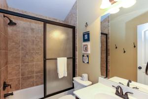 Ένα μπάνιο στο House# 50 Home Away Home (No pets) +14 φωτογραφίες