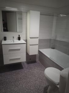 y baño con aseo, lavabo y bañera. en Charmant studio, en Saint-Laurent-du-Var