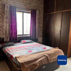 Katil atau katil-katil dalam bilik di 2BHK Fully Furnished Flat Govind Nagar Nashik