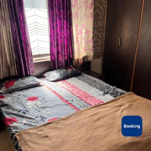 Postel nebo postele na pokoji v ubytování 2BHK Fully Furnished Flat Govind Nagar Nashik