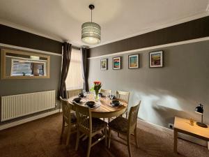 a dining room with a table and chairs at Freeston House - Charm Townhouse in Cleethorpes