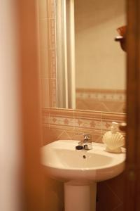 a bathroom with a sink and a mirror at Casa rural La Aldea in Cabezuela del Valle