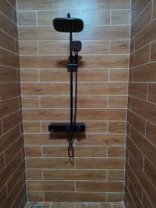 een douche met een zwarte douchekop aan de muur bij Le Deborah_Palace in Lomé