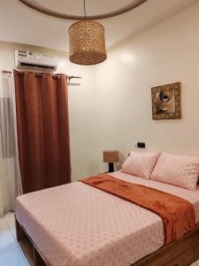 1 dormitorio con 1 cama con cortina marrón en Le Deborah_Palace, en Lomé