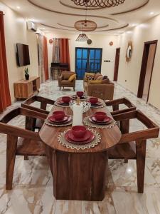 een woonkamer met een houten tafel in de woonkamer bij Le Deborah_Palace in Lomé