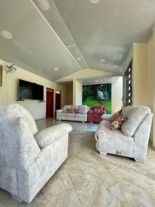 sala de estar amplia con 2 sillas y sofá en Finca Turística La Sofileña en Guamal