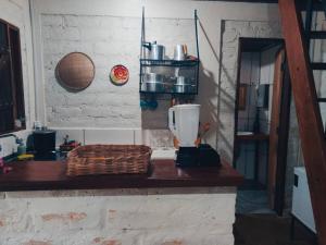 - une cuisine avec un comptoir et un panier dans l'établissement Rosa dos Ventos Chalés, à Cavalcante