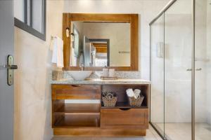 ein Badezimmer mit Waschbecken und Spiegel in der Unterkunft Cabana Rote Hütte Vila Germânica by Achei in Nova Petrópolis + 24 Fotos