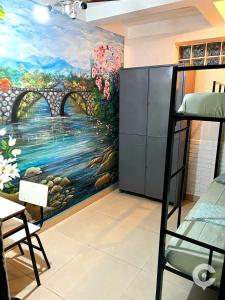 Zimmer mit Wandgemälde in der Unterkunft Center Hostel Sp in São Paulo