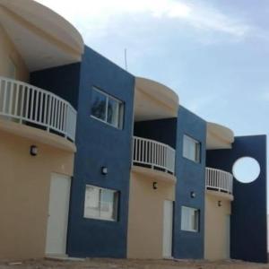 - un bâtiment bleu avec des balcons sur le côté dans l'établissement Coco’s Beach, à Sisal